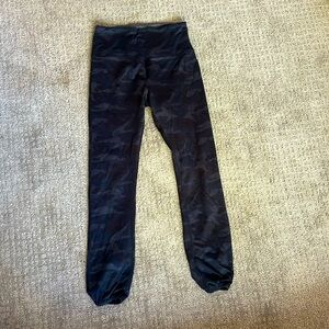 Women’s Vuori Tapered Ankle Legging (Dark Camo)